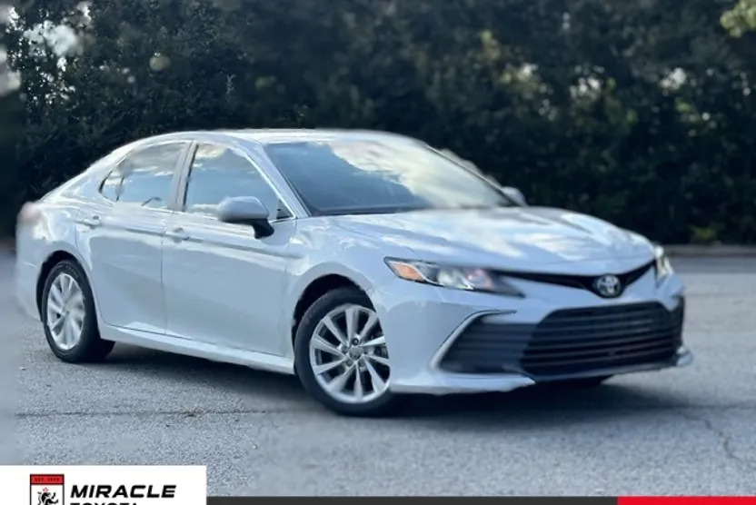2023 Toyota Camry LE photo 1
