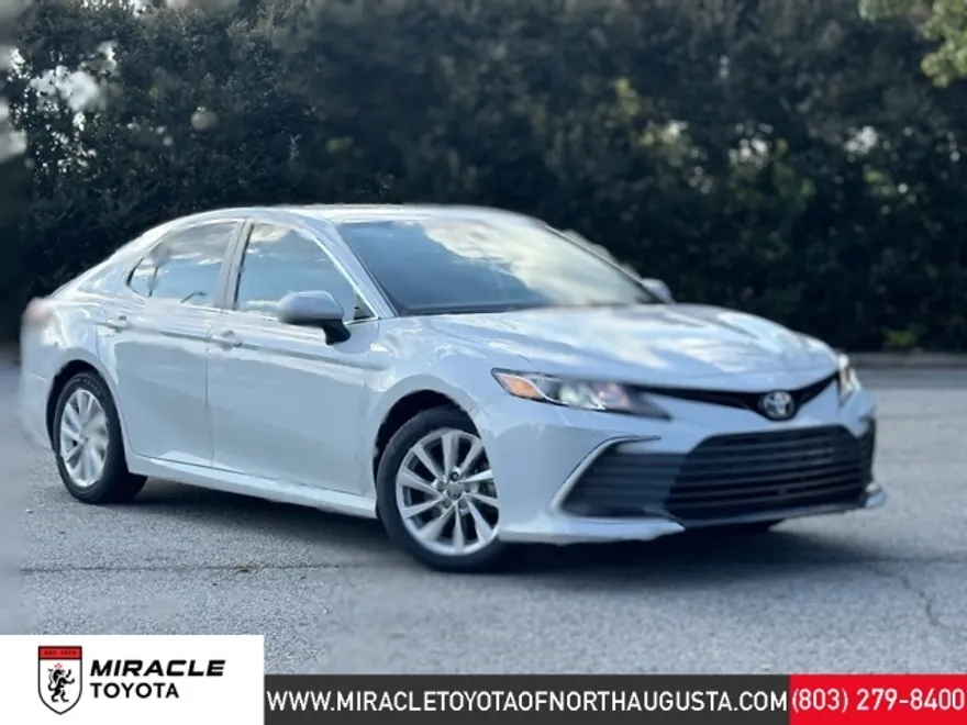 2023 Toyota Camry LE photo 1