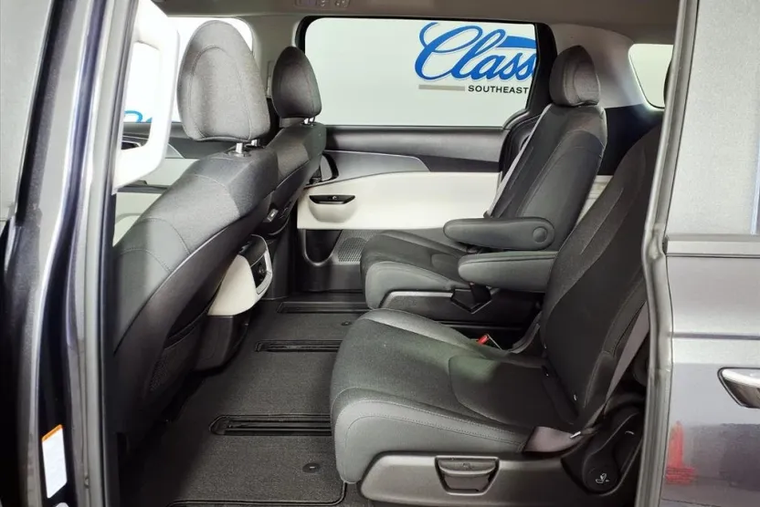2022 Kia Carnival LX photo 1