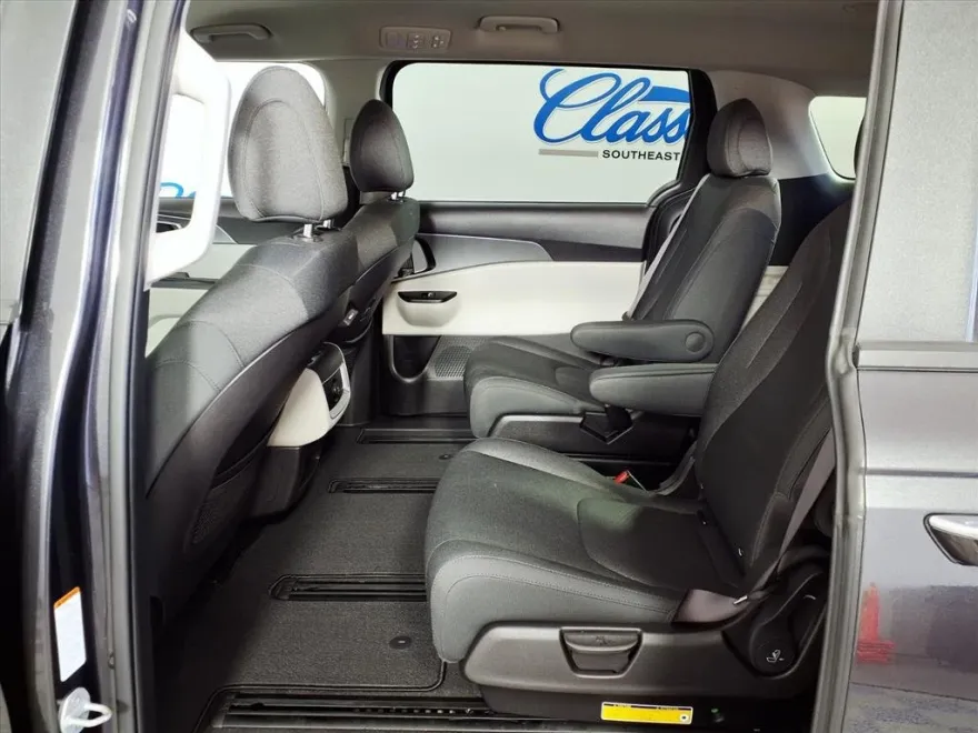 2022 Kia Carnival LX photo 1