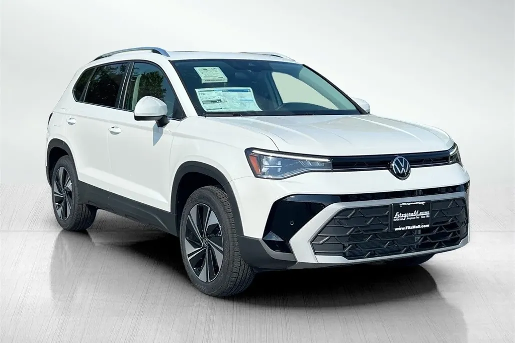 2025 Volkswagen Taos SE photo 1