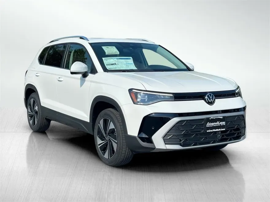 2025 Volkswagen Taos SE photo 1