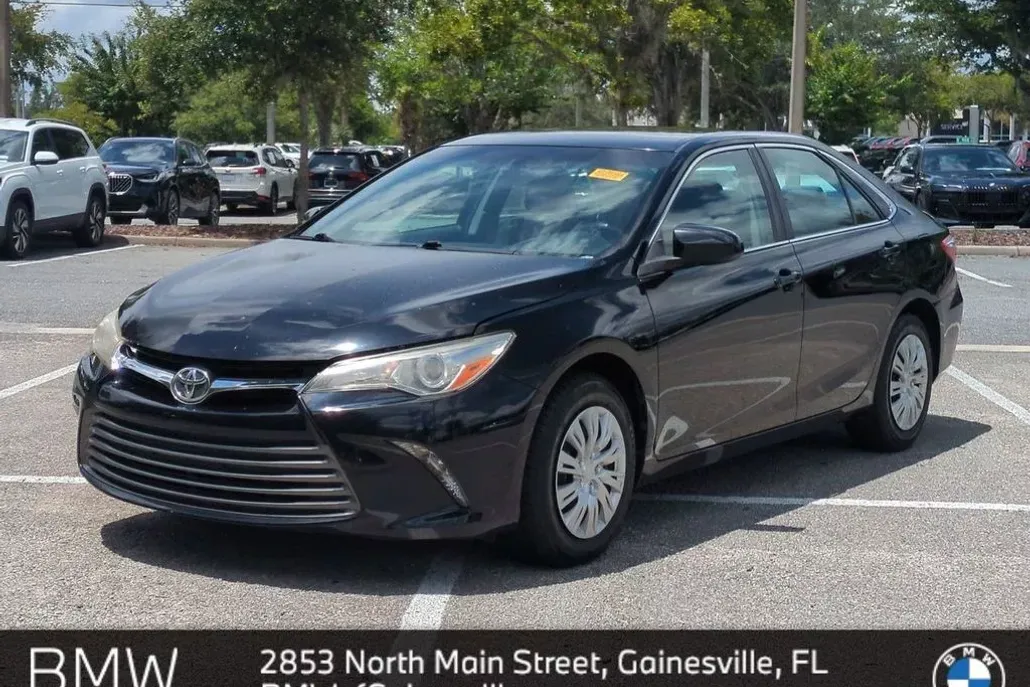 2017 Toyota Camry LE photo 1
