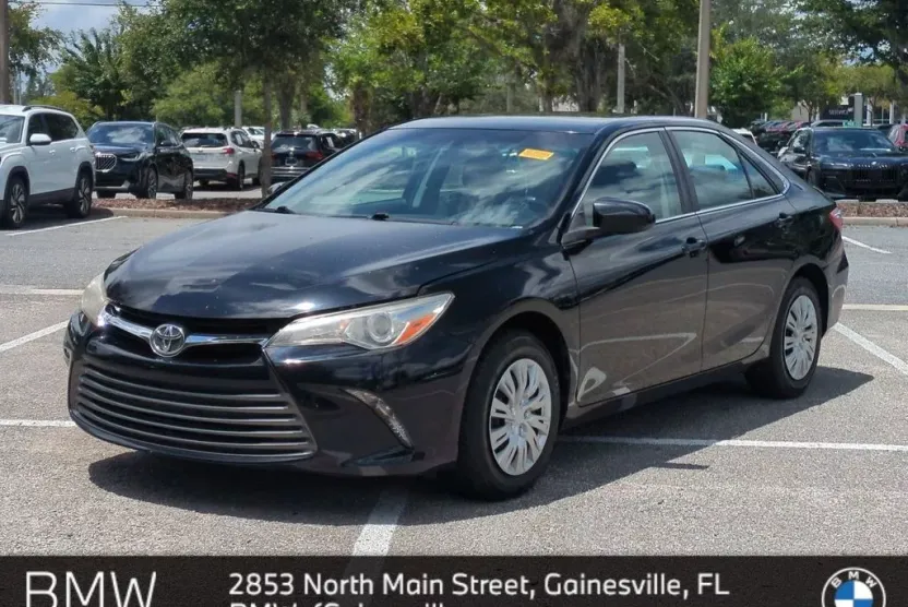 2017 Toyota Camry LE photo 1