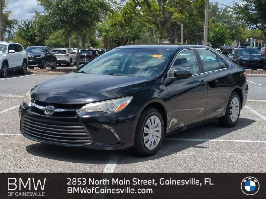 2017 Toyota Camry LE photo 1