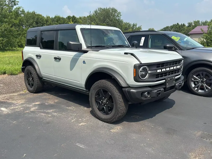 2023 Ford Bronco Black Diamond photo 1