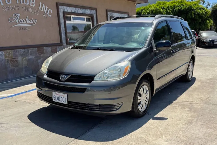 2005 Toyota Sienna LE photo 1