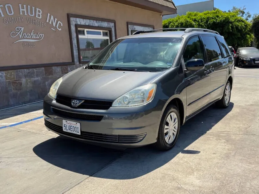 2005 Toyota Sienna LE photo 1