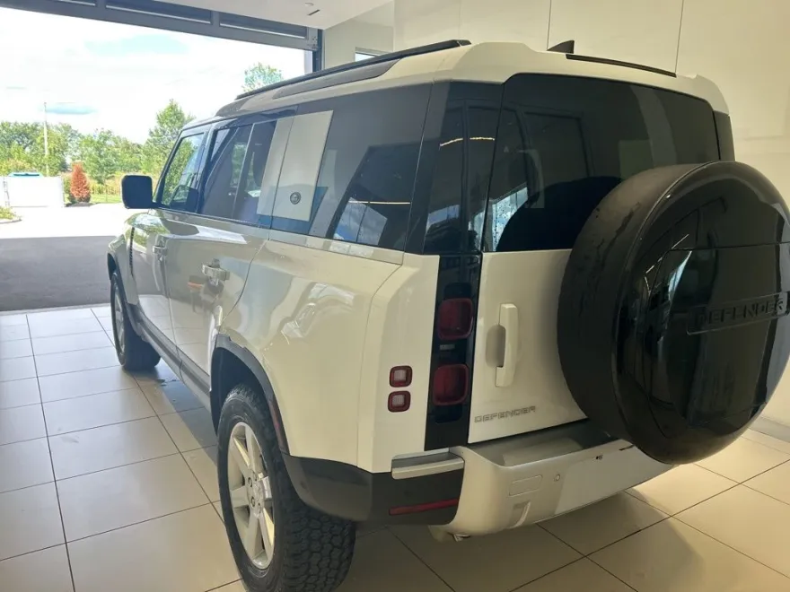 2022 Land Rover Defender 110 Standard photo 1