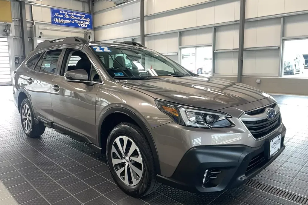 2022 Subaru Outback Premium photo 1