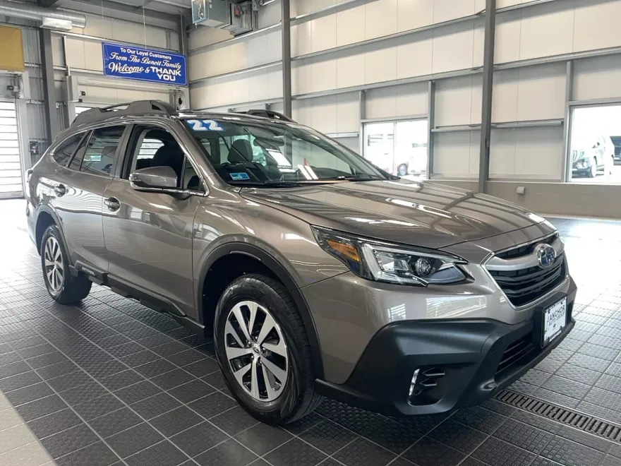 2022 Subaru Outback Premium photo 1