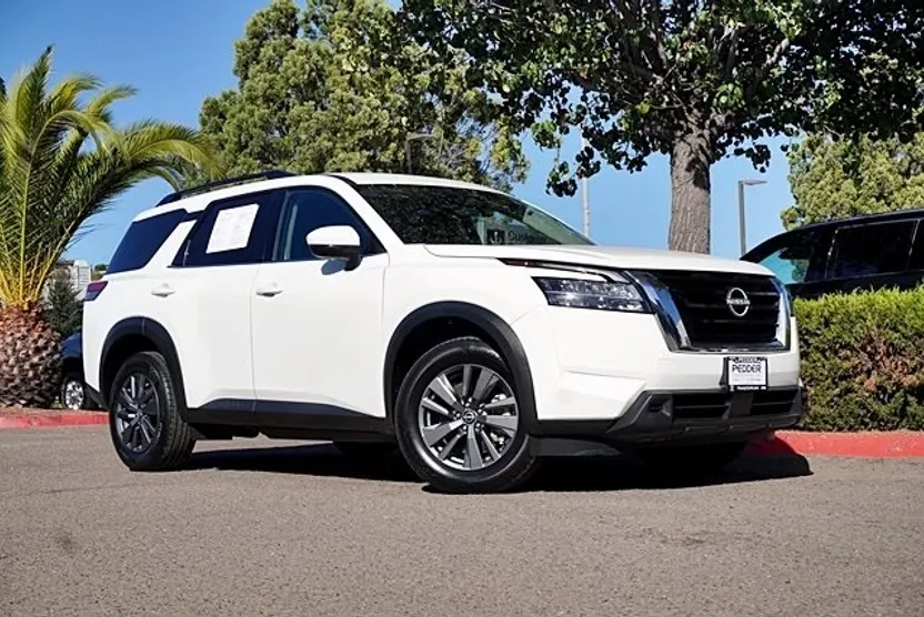 2023 Nissan Pathfinder SV photo 1