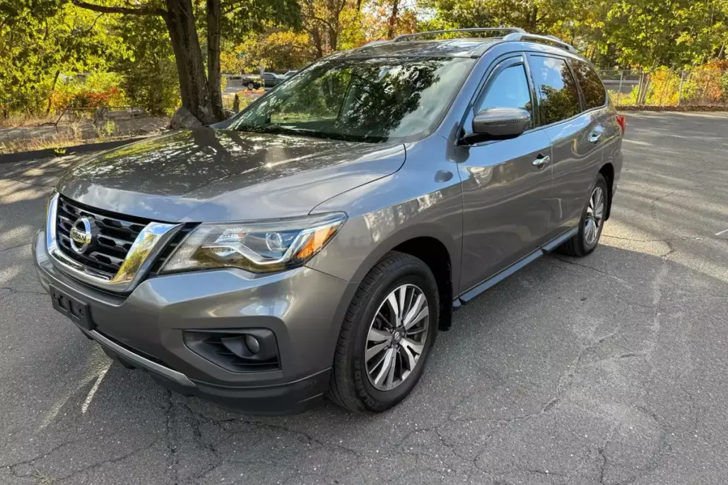 2017 Nissan Pathfinder SV photo 1