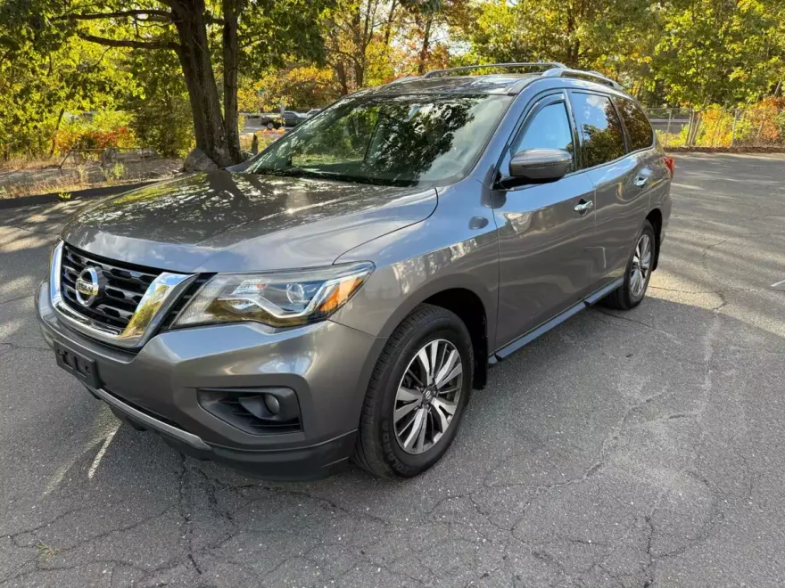 2017 Nissan Pathfinder SV photo 1