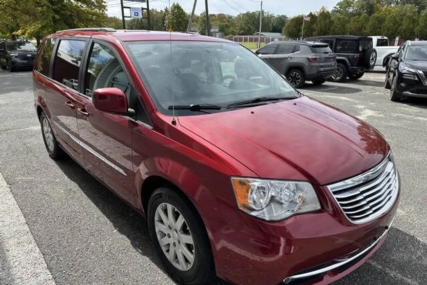 2014 Chrysler Town & Country Touring photo 1