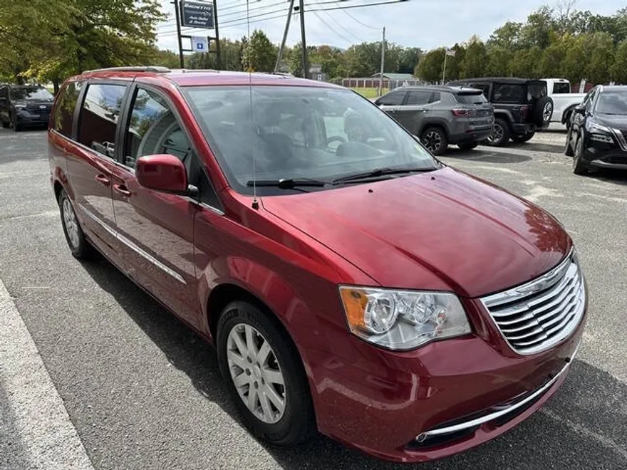 2014 Chrysler Town & Country Touring photo 1