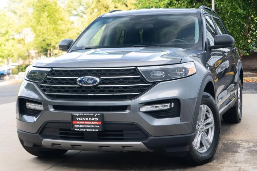 2023 Ford Explorer XLT photo 1