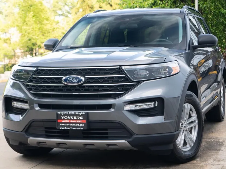 2023 Ford Explorer XLT photo 1