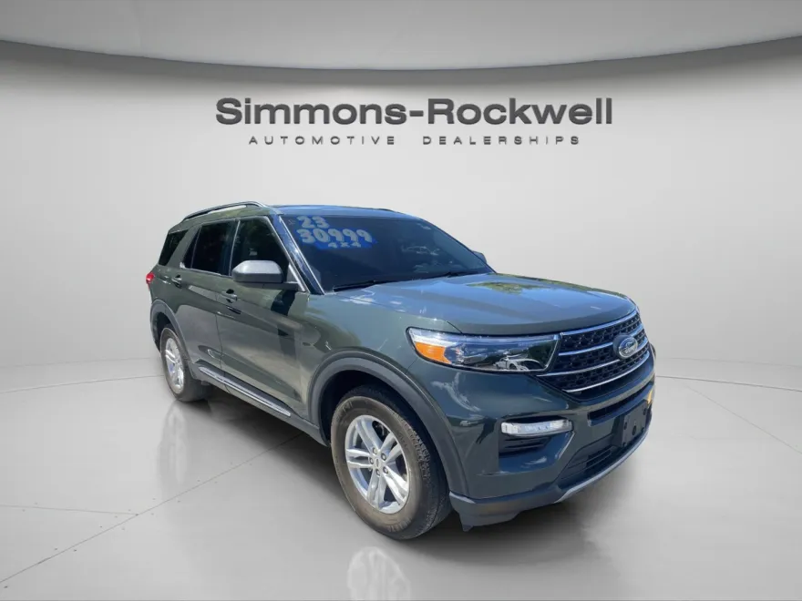 2023 Ford Explorer XLT photo 1