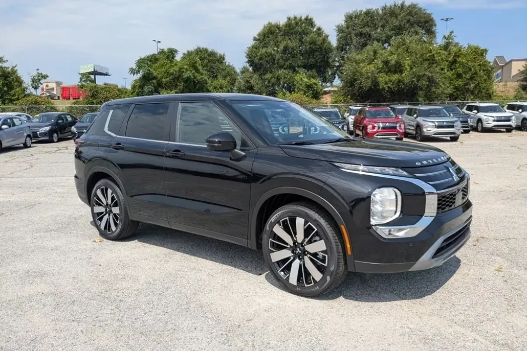 2025 Mitsubishi Outlander SE photo 1