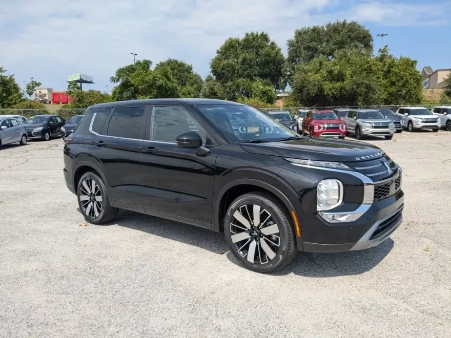 2025 Mitsubishi Outlander SE photo 1