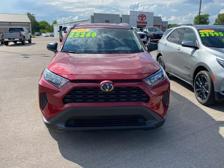 2021 Toyota RAV4 LE photo 1