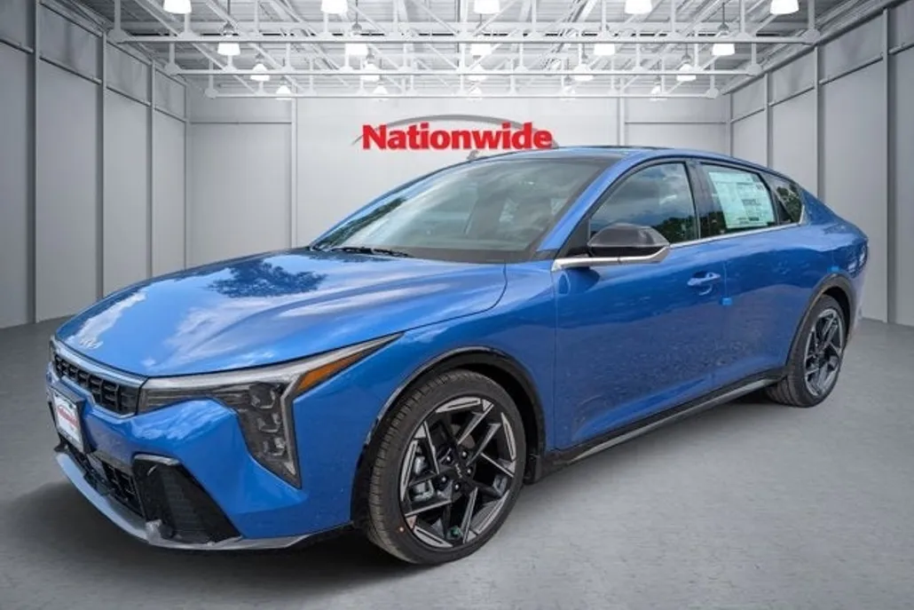 2025 Kia K4 GT-Line photo 1