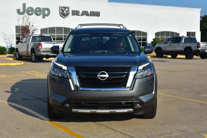 2022 Nissan Pathfinder Platinum photo 1