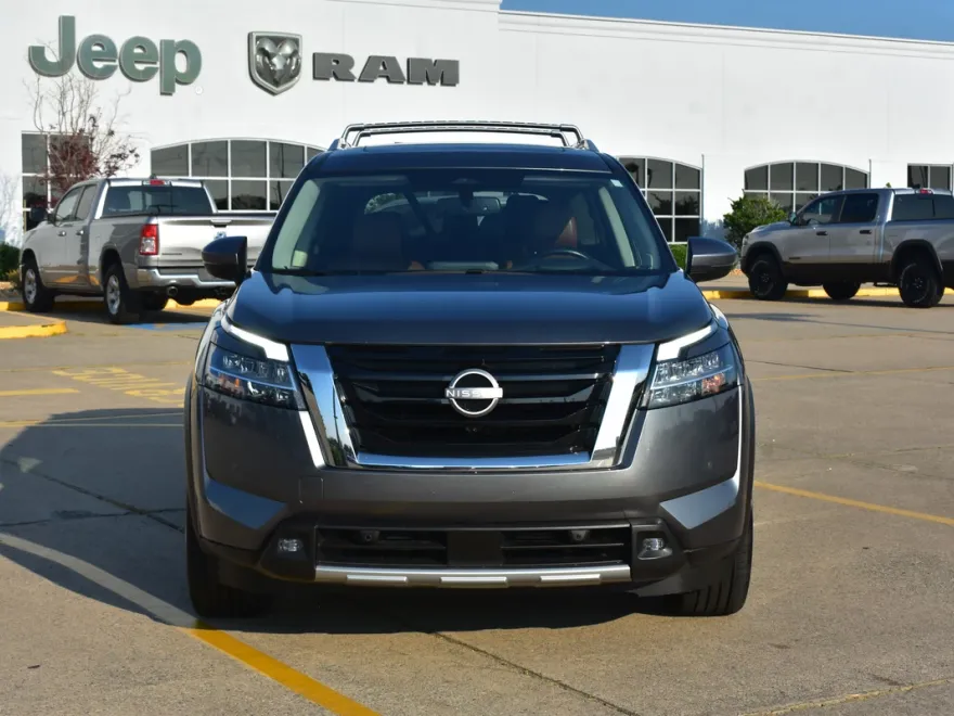2022 Nissan Pathfinder Platinum photo 1