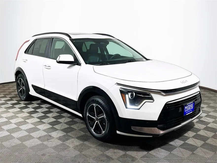 2024 Kia Niro SX Touring photo 1