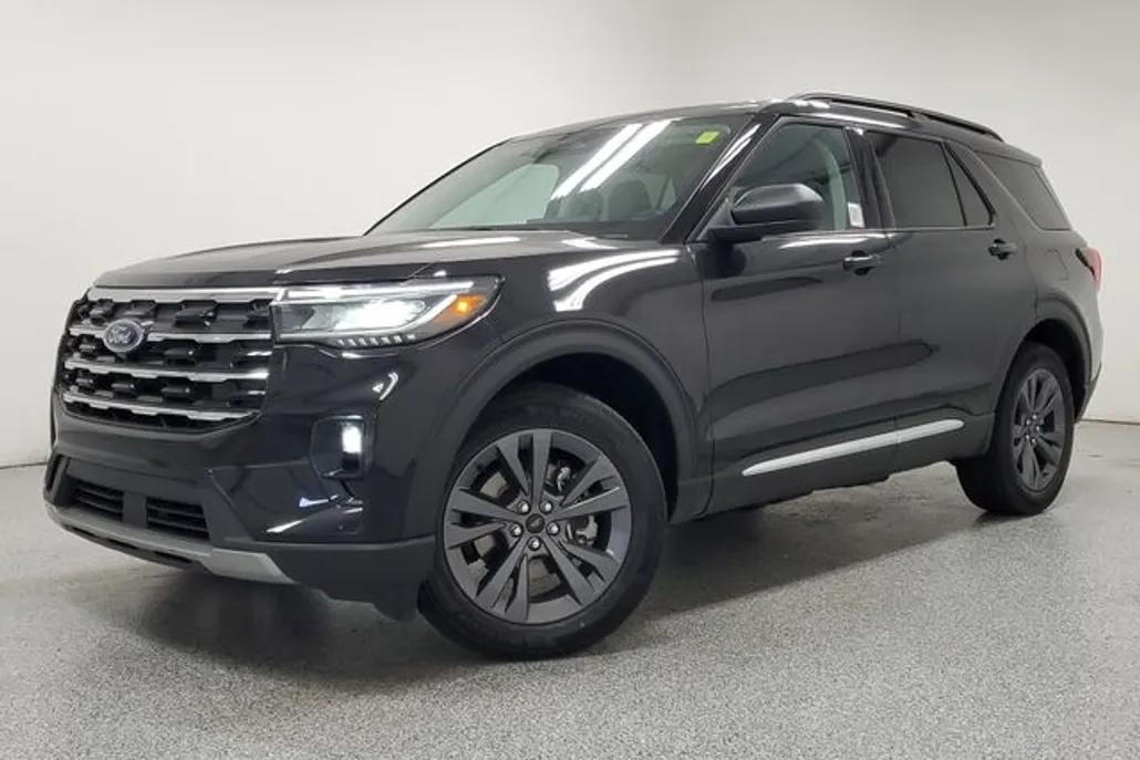 2025 Ford Explorer photo 1
