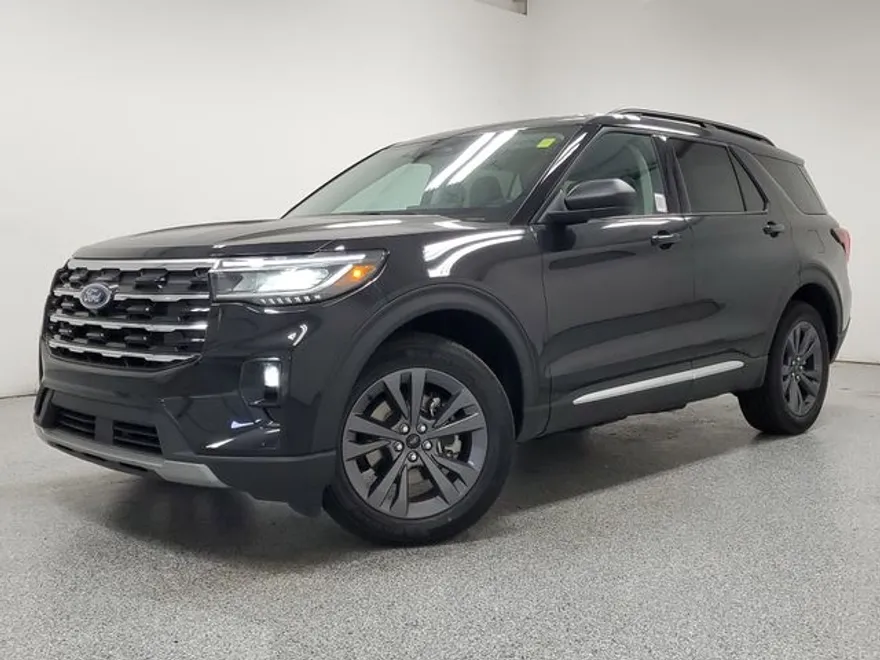 2025 Ford Explorer photo 1