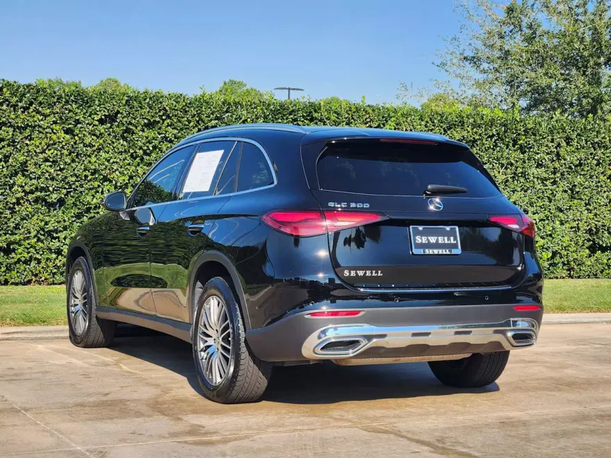 2025 Mercedes Benz GLC 300 photo 1