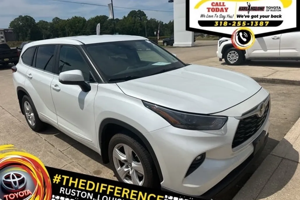2023 Toyota Highlander LE photo 1
