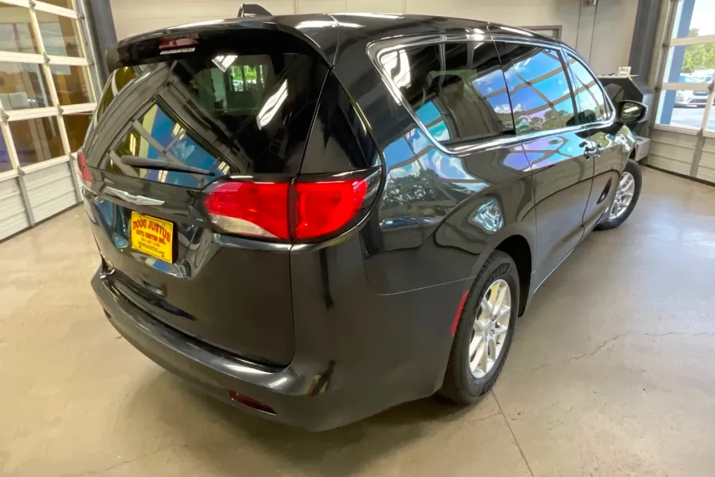 2019 Chrysler Pacifica Touring photo 1