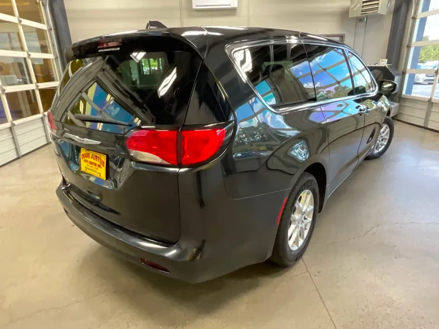 2019 Chrysler Pacifica Touring photo 1