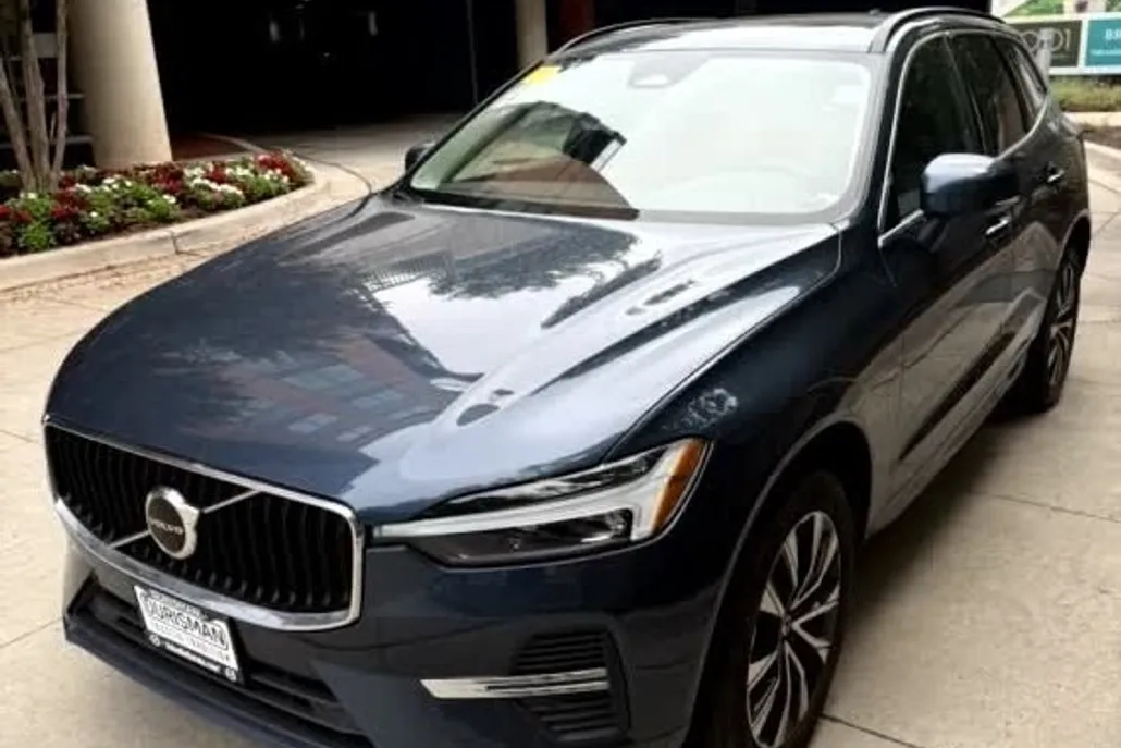 2023 Volvo XC60 B5 Core photo 1