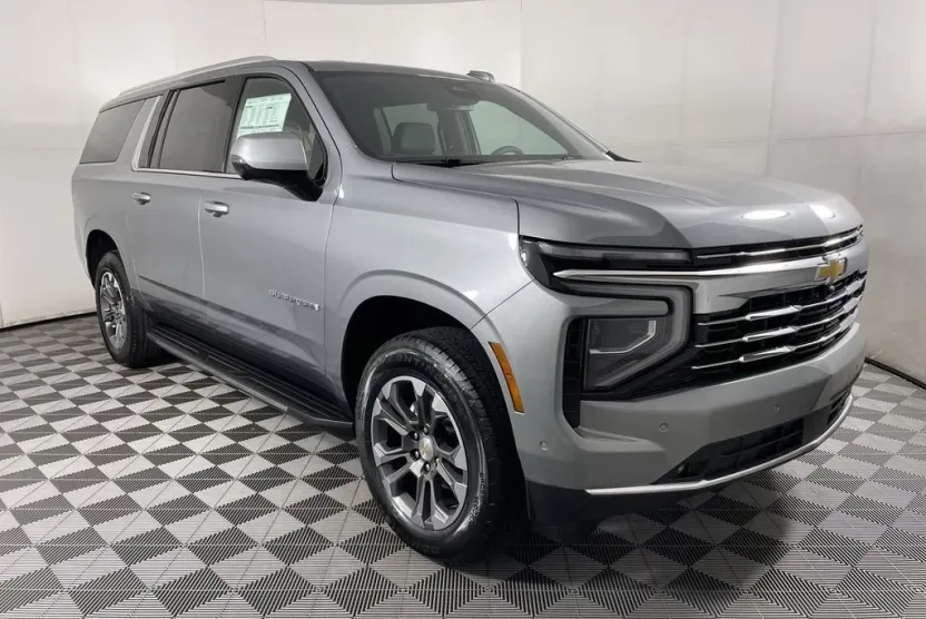 2025 Chevrolet Suburban LT photo 1