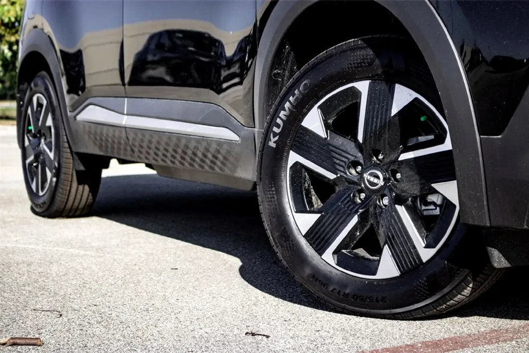2025 Nissan Kicks SV photo 1
