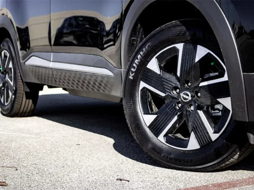 2025 Nissan Kicks SV photo 1