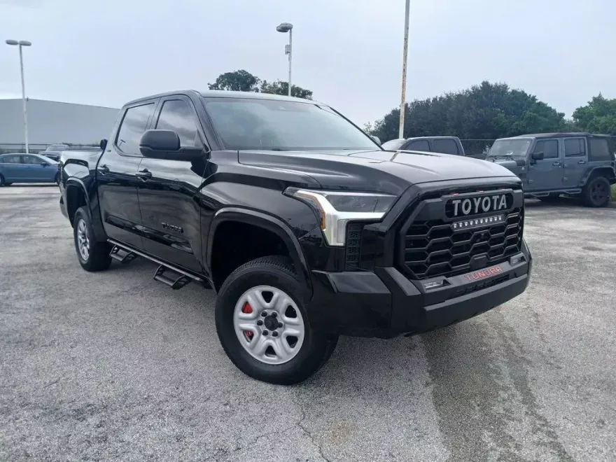 2023 Toyota Tundra CrewMax SR5 photo 1