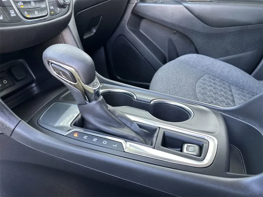 2023 Chevrolet Equinox LT photo 1