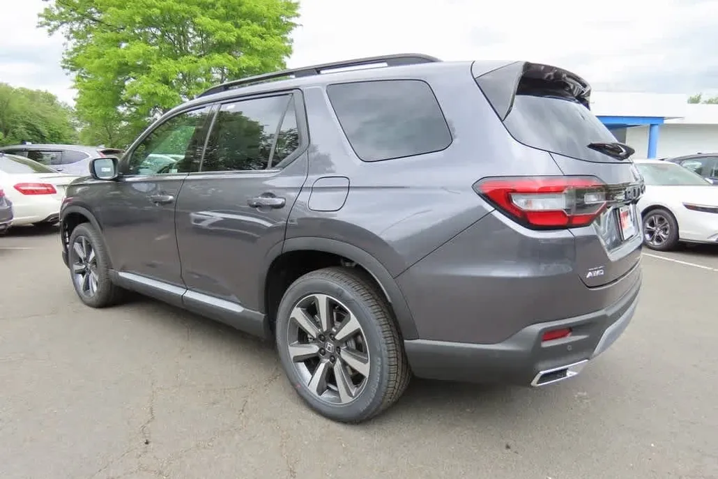 2025 Honda Pilot Touring photo 1