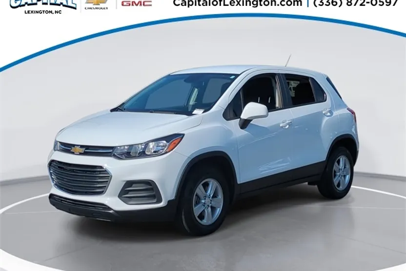 2022 Chevrolet Trax LS photo 1