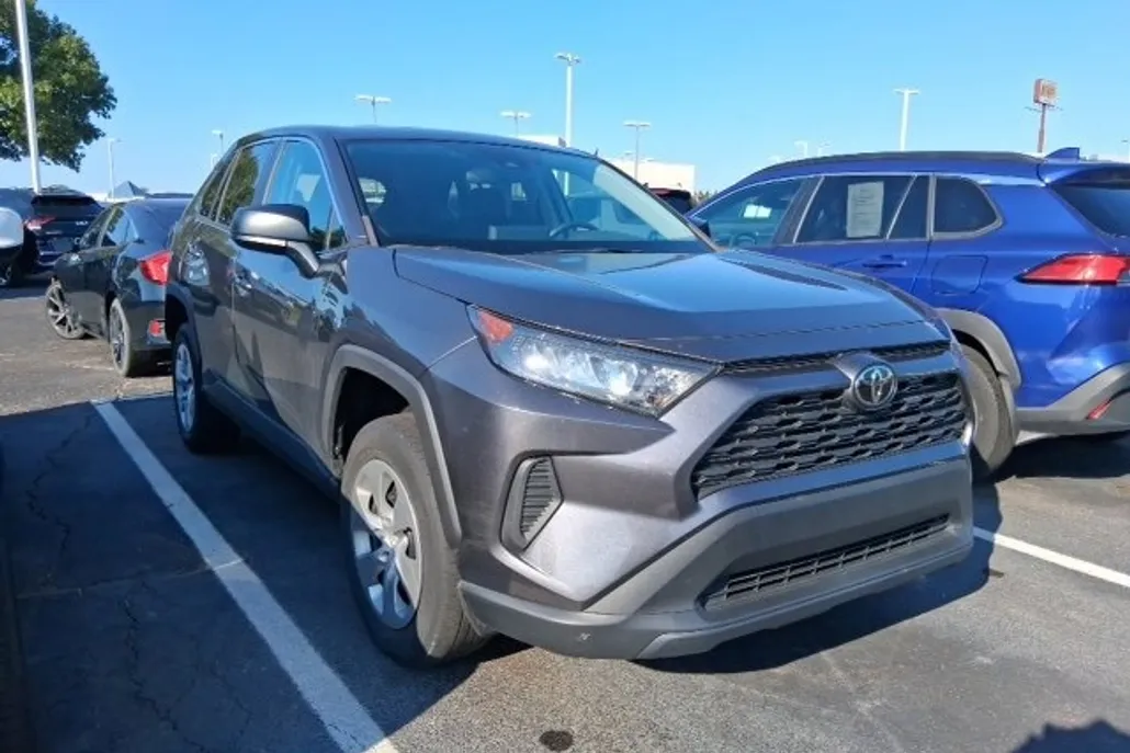 2022 Toyota RAV4 LE photo 1