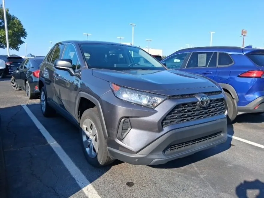 2022 Toyota RAV4 LE photo 1