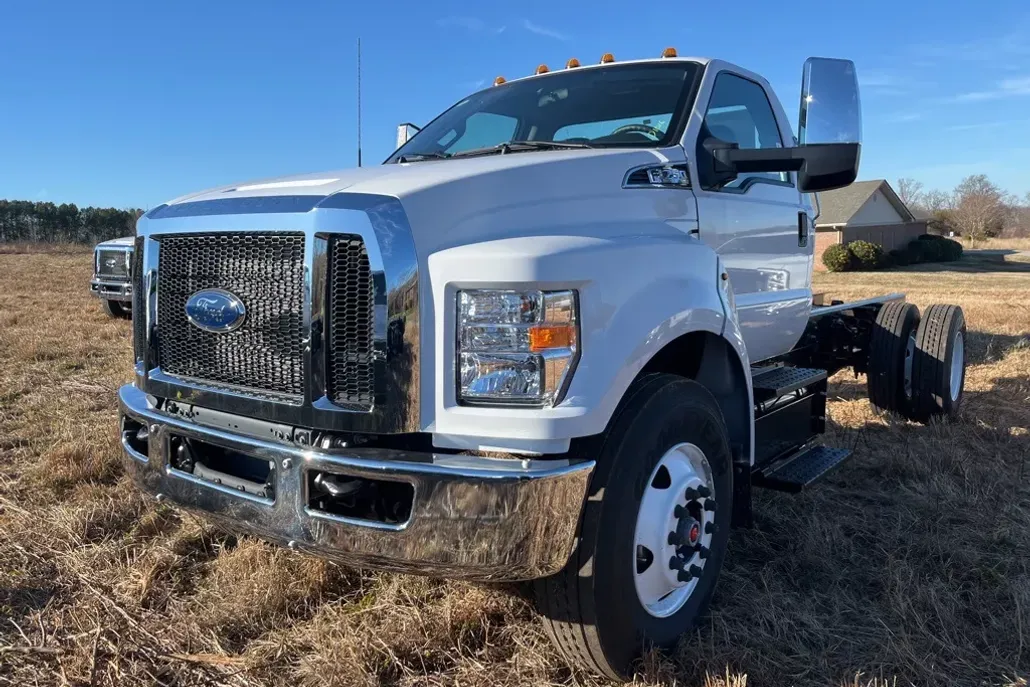 2025 Ford F-750 photo 1