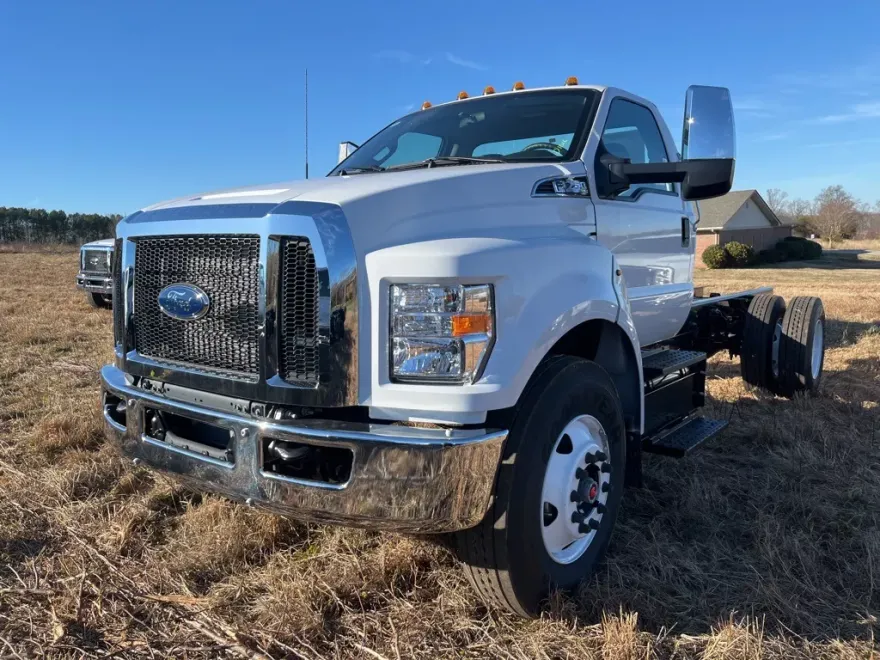 2025 Ford F-750 photo 1