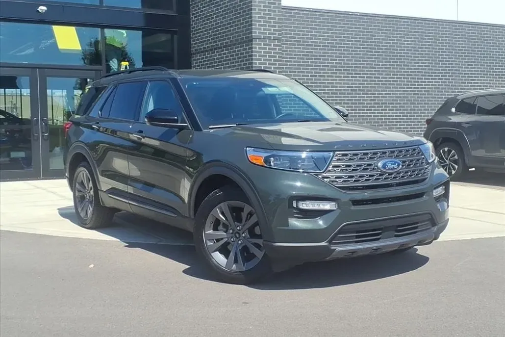 2023 Ford Explorer XLT photo 1