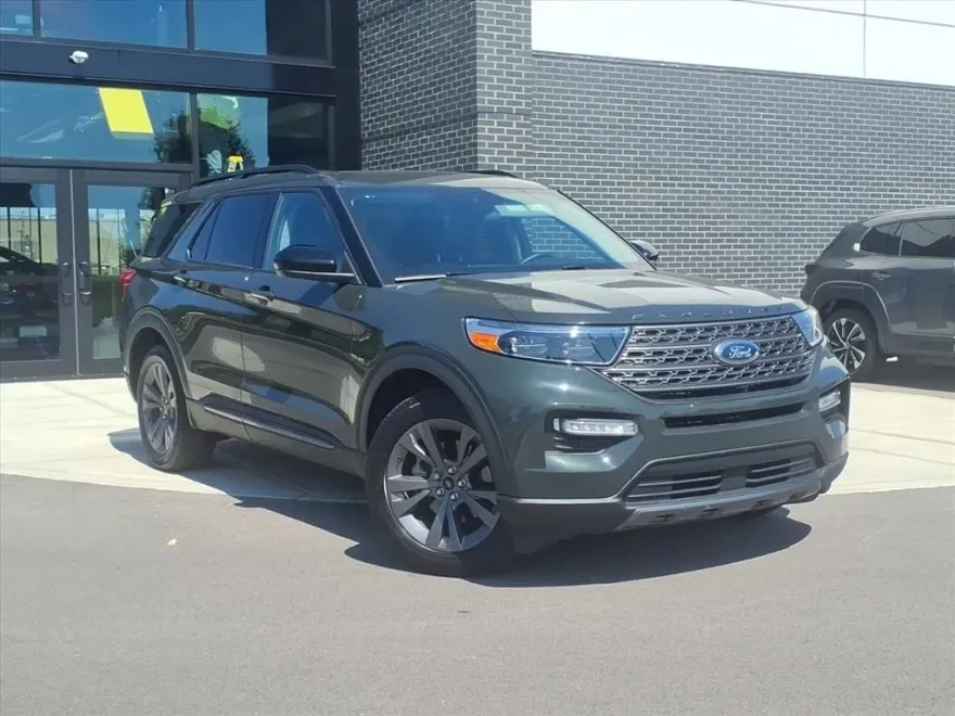 2023 Ford Explorer XLT photo 1